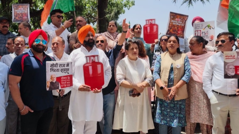 Congress staged a protest in front of the DC office Shimla against the rising inflation in the country Congress staged a protest in front of the DC office Shimla against the rising inflation in the country HIMACHAL HEADLINES