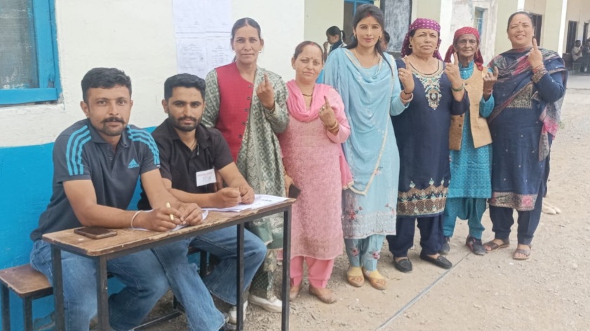 Dhali Panchayat, formed for the first time after independence, witnessed a festive atmosphere on polling day HIMACHAL HEADLINES