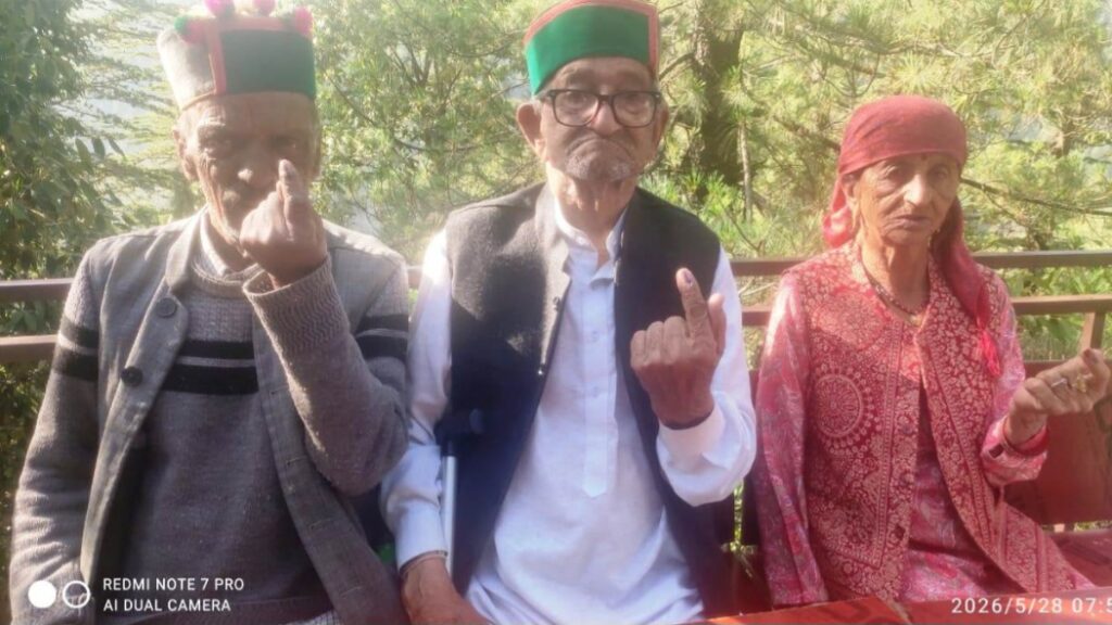 96-year-old Gauri, 94-year-old Shaunkiya Ram, 92-year-old Bish Ram, 93-year-old Santram cast their votes HIMACHAL HEADLINES