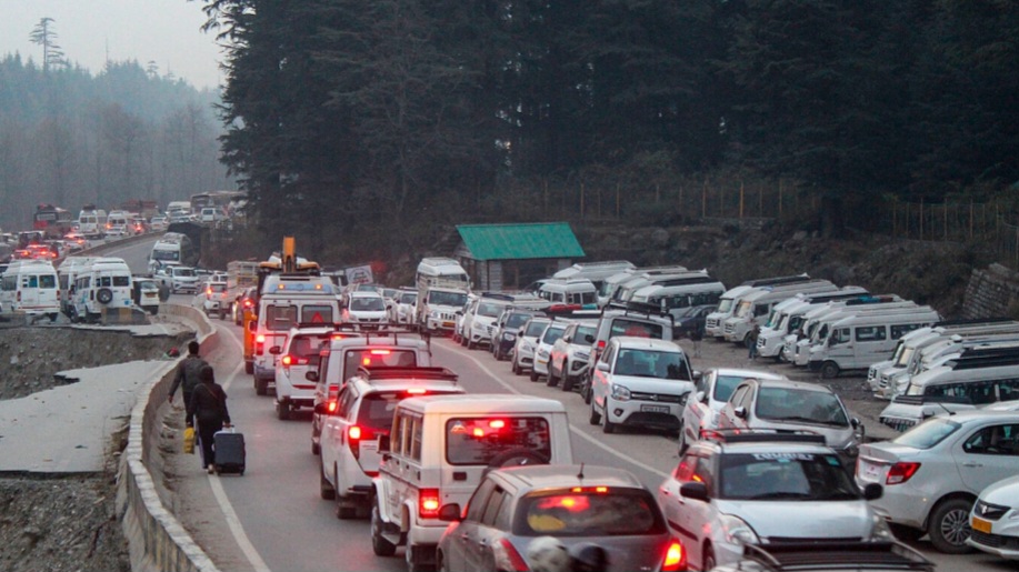 Atal Tunnel Under Pressure as Tourist Rush Pushes Traffic Beyond Capacity Atal Tunnel Under Pressure as Tourist Rush Pushes Traffic Beyond Capacity HIMACHAL HEADLINES
