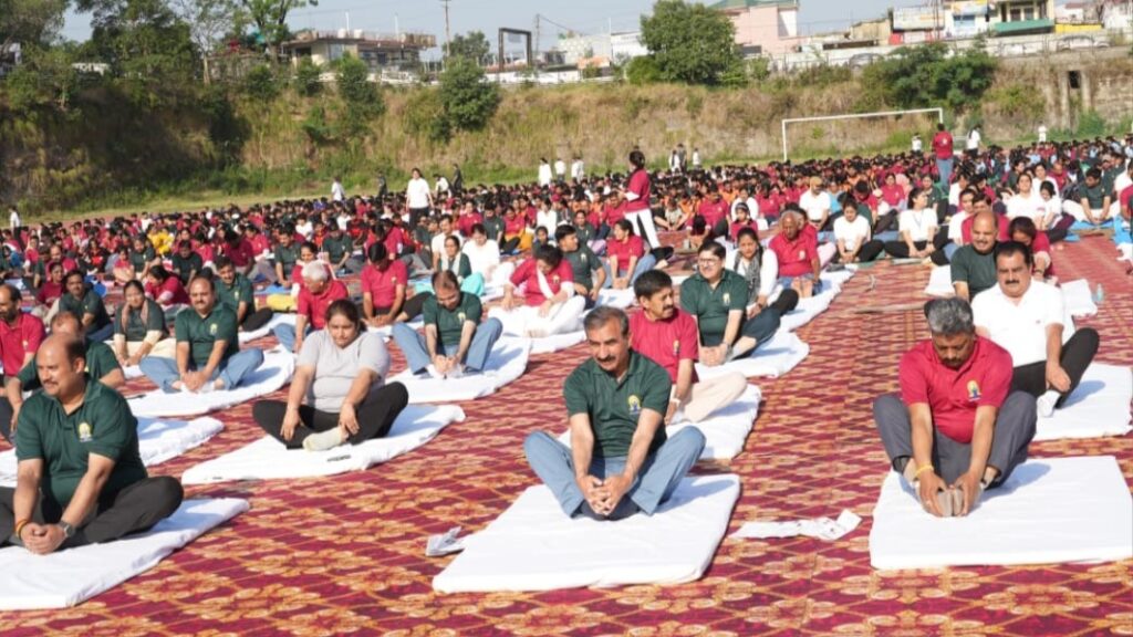 Sukhu performs yoga with nearly 2,000 people Sukhu performs yoga with nearly 2,000 people HIMACHAL HEADLINES