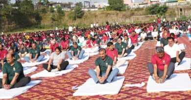 Sukhu performs yoga with nearly 2,000 people