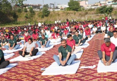 Sukhu performs yoga with nearly 2,000 people