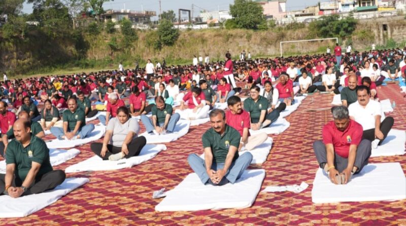 Sukhu performs yoga with nearly 2,000 people