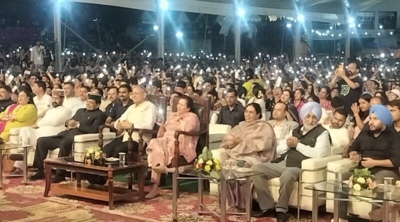 Governor presides over closing ceremony of national-level Shoolini Fair at Solan