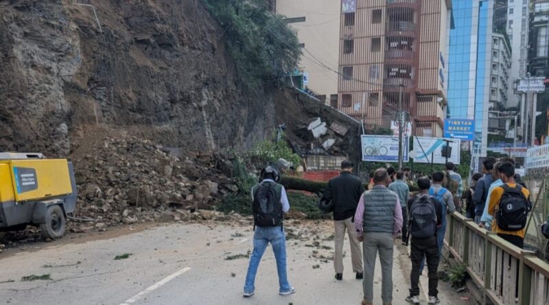Rain Triggers Landslides in Shimla, Cart Road Blocked and Vehicles Damaged HIMACHAL HEADLINES