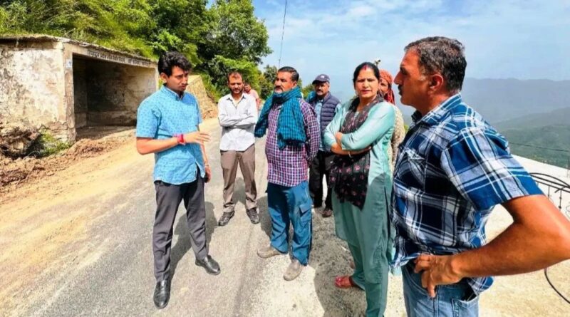 A landslide in Fenevati has caused a house to collapse, threatening to collapse HIMACHAL HEADLINES