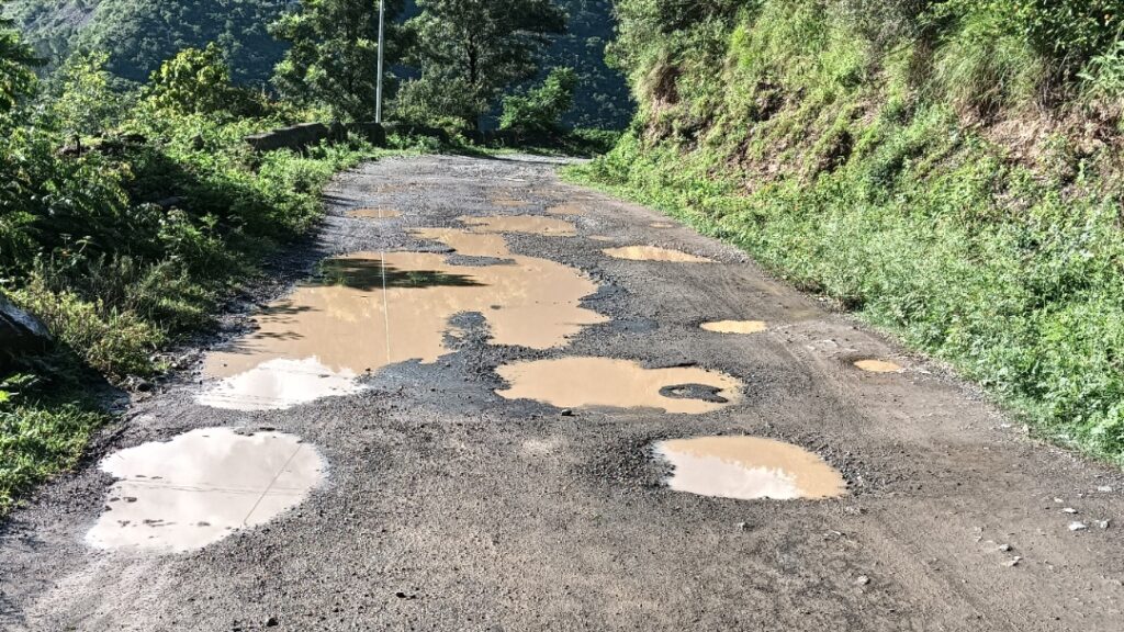 Ten kilometers of the Chhalanda-Peeran road has turned into potholes Ten kilometers of the Chhalanda-Peeran road has turned into potholes HIMACHAL HEADLINES