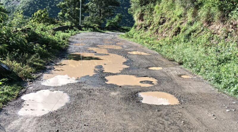 Ten kilometers of the Chhalanda-Peeran road has turned into potholes HIMACHAL HEADLINES