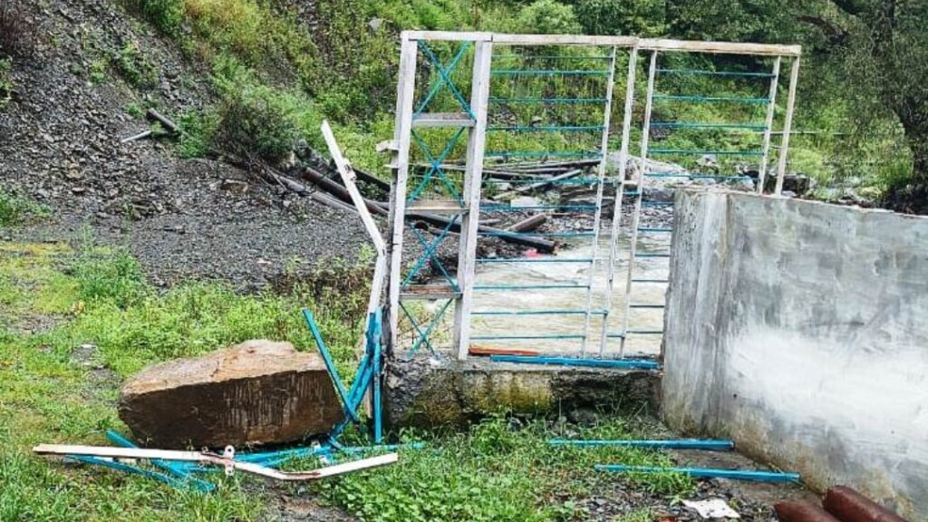 A huge rock fell on the gate of Ashwani Khad Pump House, a major accident was averted. HIMACHAL HEADLINES