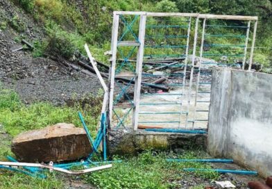 A huge rock fell on the gate of Ashwani Khad Pump House, a major accident was averted.