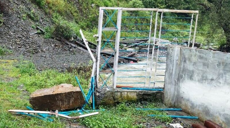 A huge rock fell on the gate of Ashwani Khad Pump House, a major accident was averted. A huge rock fell on the gate of Ashwani Khad Pump House, a major accident was averted. HIMACHAL HEADLINES
