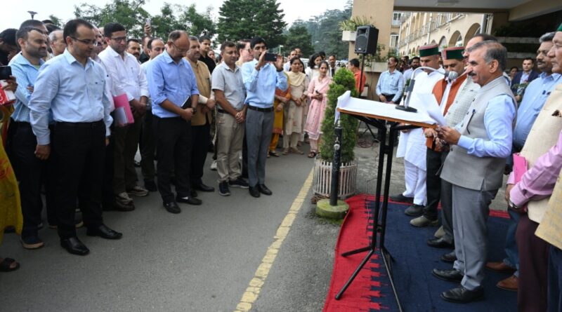 Sukhu pays floral tributes to former Prime Minister Rajiv Gandhi