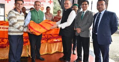 Governor distributes blankets for pediatric ward of IGMC Shimla HIMACHAL HEADLINES