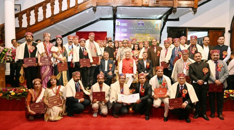 Governor confers state teachers award on 32 teachers