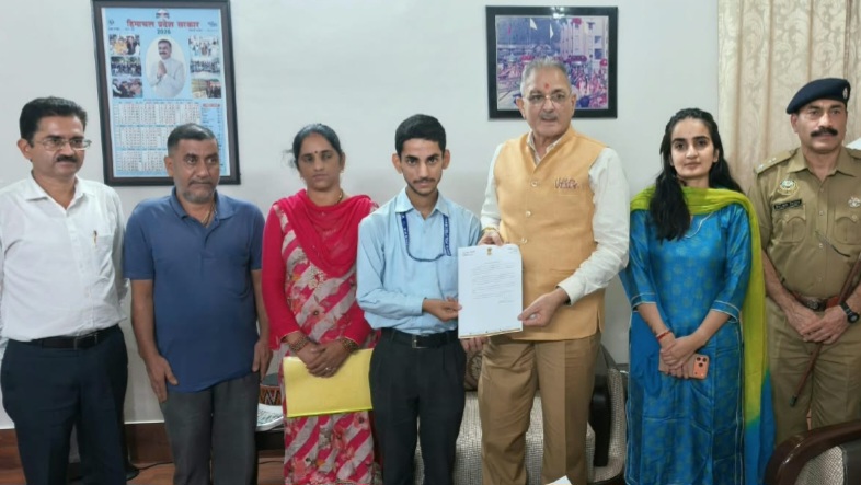 Governor felicitates Hamirpur's young innovator for developing indigenous drone technology for Indian Army HIMACHAL HEADLINES