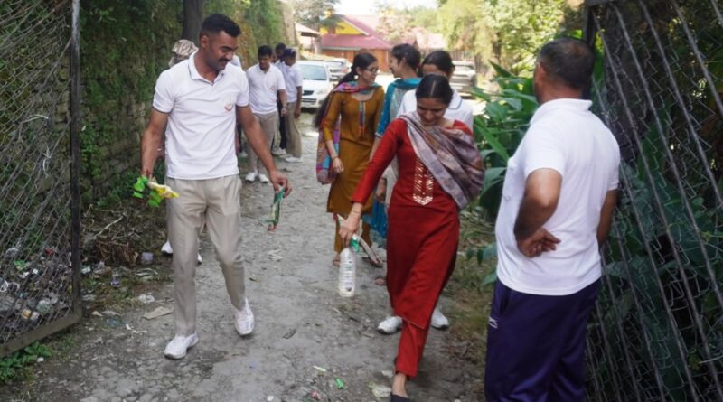 Police personnel launched cleanliness drive with message of Clean Junga HIMACHAL HEADLINES