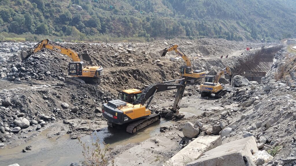 Concrete in the River: Kullu Residents Challenge NHAI's Retaining Wall in the Beas HIMACHAL HEADLINES