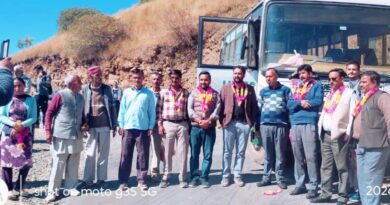 Eight decades after independence, a bus arrived in Balog village – villagers celebrated by distributing laddus HIMACHAL HEADLINES